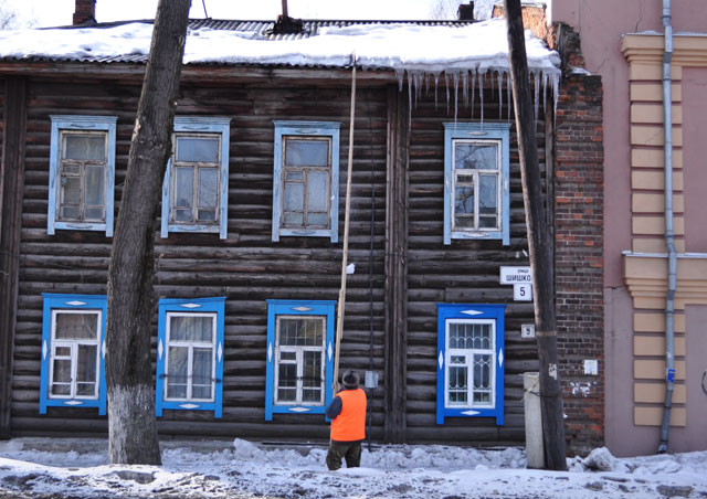 ЖКХ, Томские новости, чистят снег уборка снега навесы сосульки В выходные в Томске очистили от снега кровли 220 домов