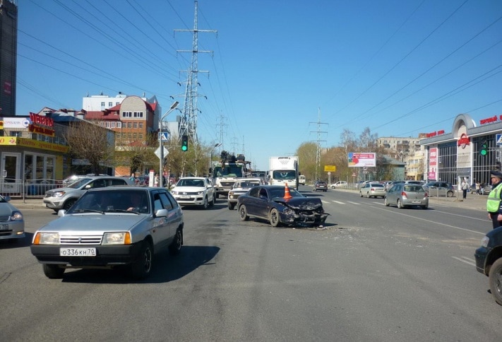 Происшествия, Томские новости, В Томске столкнулись две иномарки, один человек пострадал В Томске столкнулись две иномарки, один человек пострадал