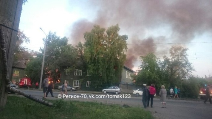 Происшествия, Томские новости, В Томске от огня пострадали несколько деревянных домов, жильцов расселят в маневренном жилье В Томске от огня пострадали несколько деревянных домов, жильцов расселят в маневренном жилье