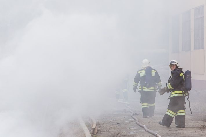 Происшествия, Томские новости, пожар горит эвакуировали МЧС Пожарные эвакуировали 12 человек из горящего дома в Томске
