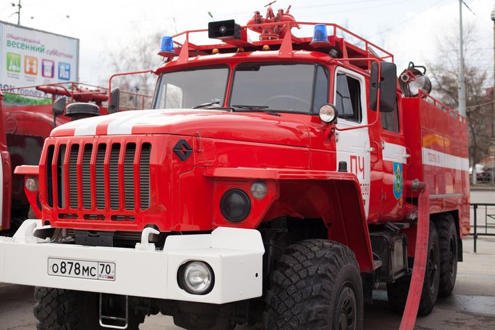 Происшествия, Томские новости, Нива шевроле пожар загорелась сгорел двигатель Ночью в Томске загорелась припаркованная «Нива»