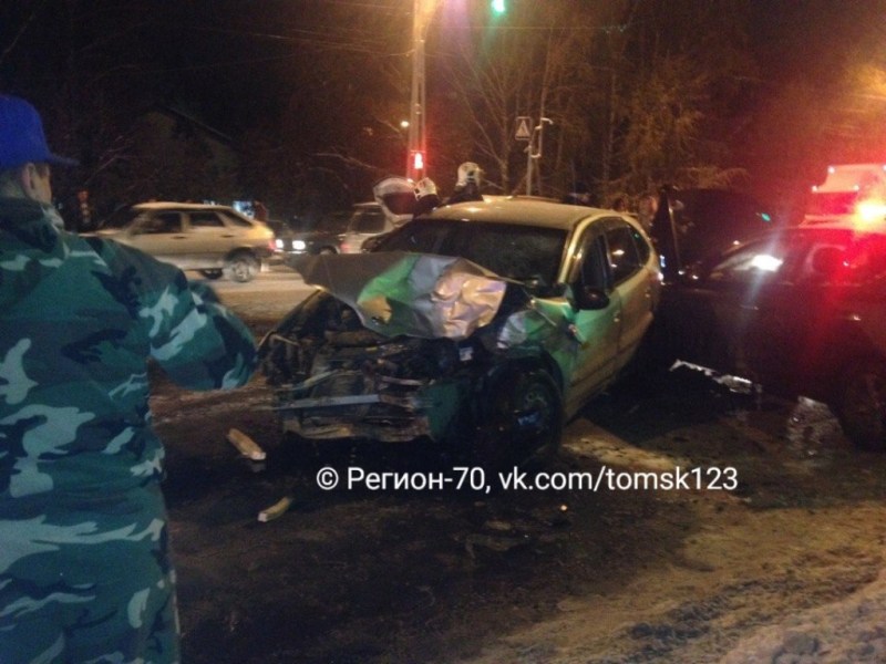 Происшествия, Томские новости, Пять человек пострадали в столкновении четырех автомобилей в Томске (ФОТО) Пять человек пострадали в столкновении четырех автомобилей в Томске (ФОТО)