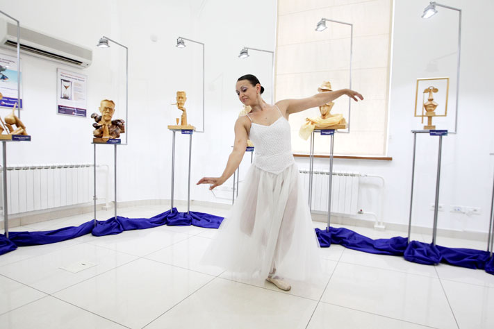 открытие арт-холла в Промсвязьбанке в Томске, балерина