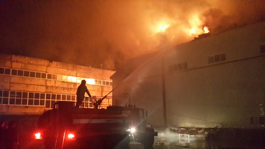 Происшествия, Томские новости, пожар Нахимова горит склад огонь Томские пожарные почти 7 часов ликвидировали возгорание на Нахимова
