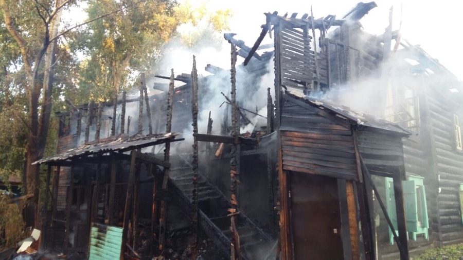 Происшествия, Томские новости, пожар на бело горит деревянный дом томские деревяшки спасли из огня Томские пожарные спасли двух человек из горящего деревянного дома (ФОТО, ВИДЕО)