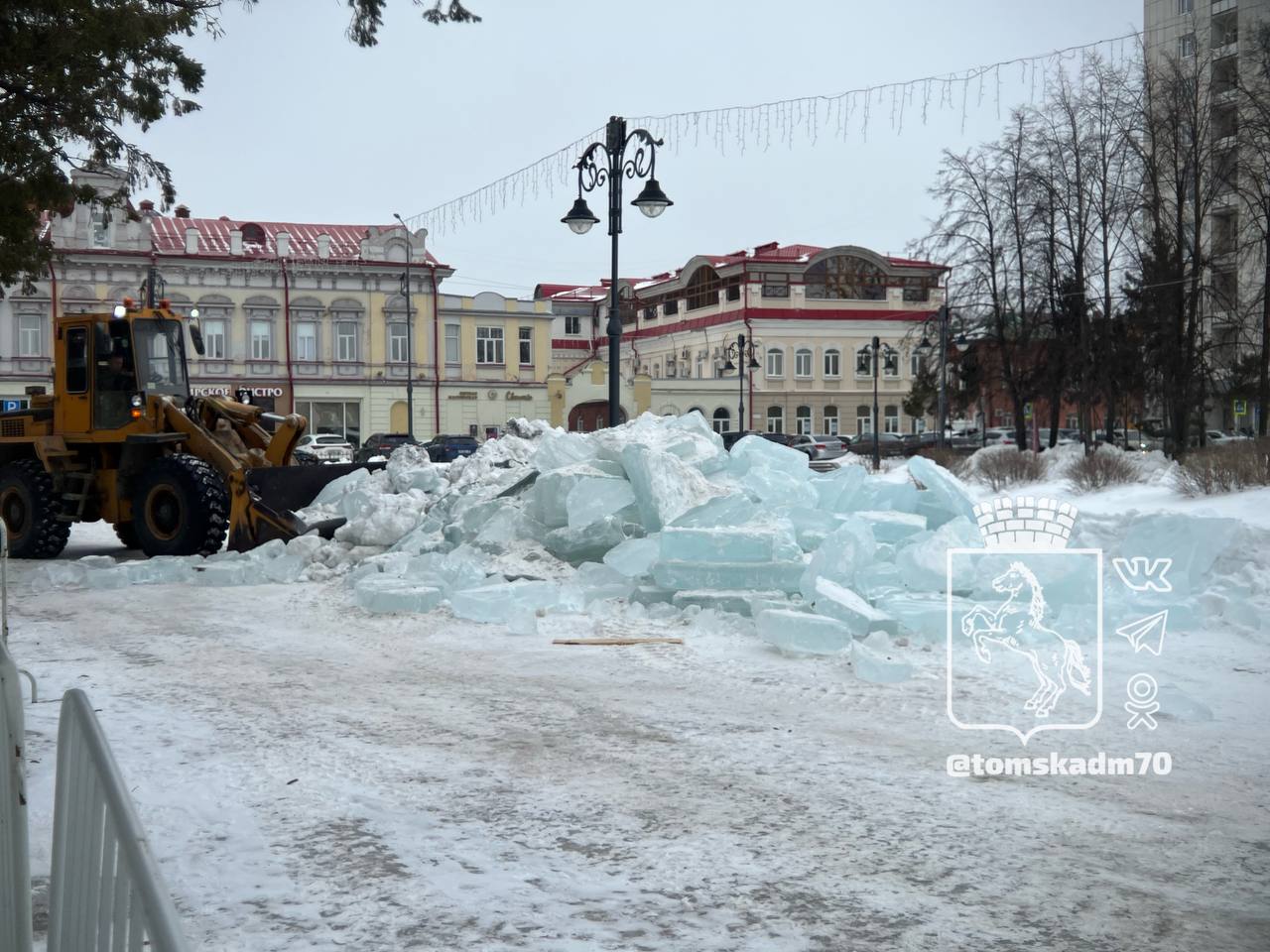 Новый год ❄, Томские новости, убирают лед демонтаж интересные новости Томска скульптуры В Томске убирают лед после демонтажа скульптур на Ново-Соборной