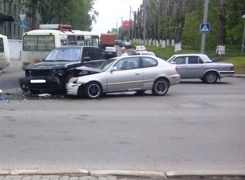 Происшествия, Томские новости, ДТП авария столкнулись иномарки Range Rover Hyundai хёндэ акцент Range Rover и Hyundai столкнулись в центре Томска, пострадала женщина