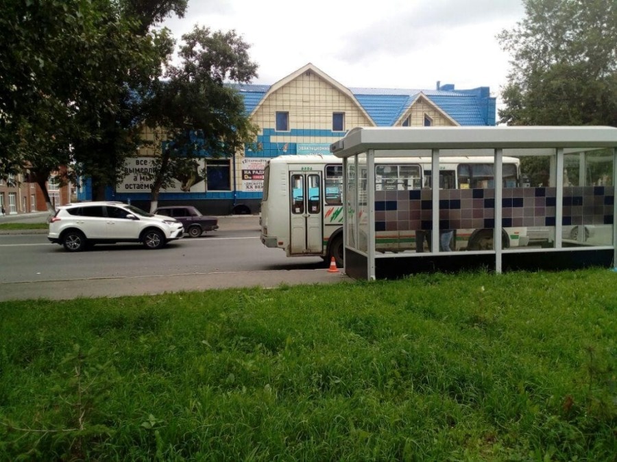 Происшествия, Томские новости, женщина пострадала выпала из автобуса маршрутник маршрутка безопасность Пожилая женщина выпала из маршрутки в Томске