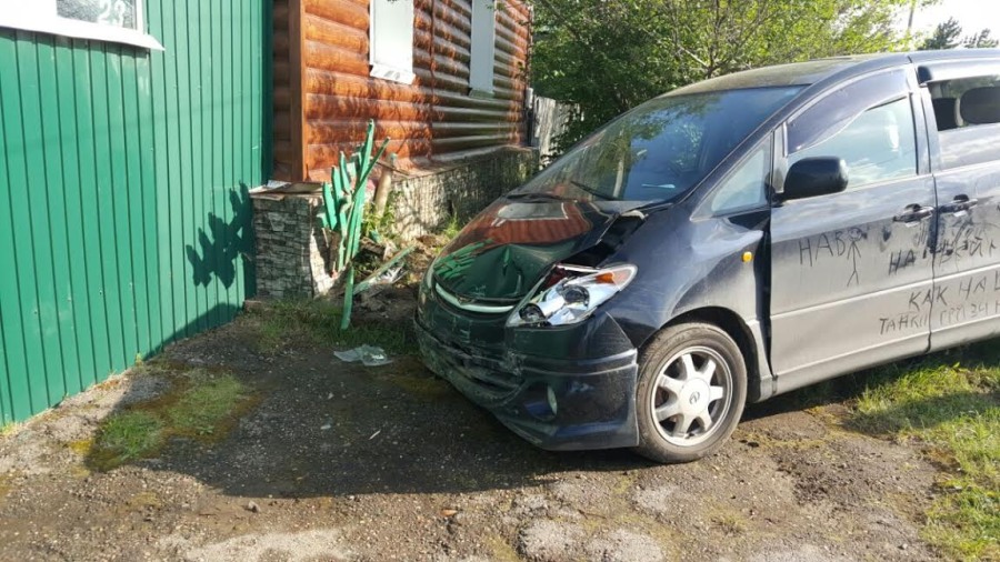 Происшествия, Томские новости, авария пьяный водитель ДТП В томском селе пьяный водитель врезался в дом, пострадали двое детей