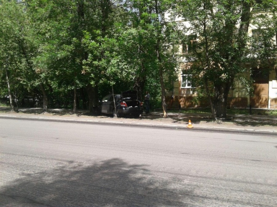 Происшествия, Томские новости, дтп авария врезались в дерево женщина за рулем В Томске иномарка врезалась в дерево, пострадала женщина
