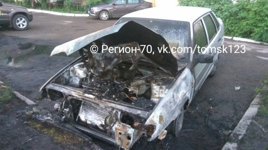 Происшествия, Томские новости, пожар загорелась машина Ночью в Томске загорелся припаркованный ВАЗ