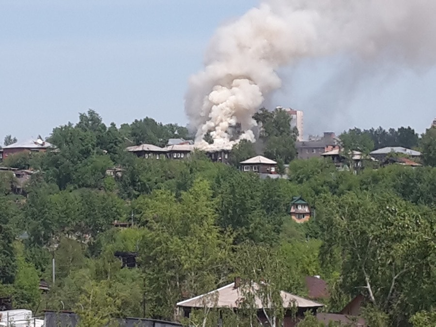 Происшествия, Томские новости, пожар огонь горит деревянный дом загорелся потушили пожар В Томске загорелся двухэтажный деревянный дом