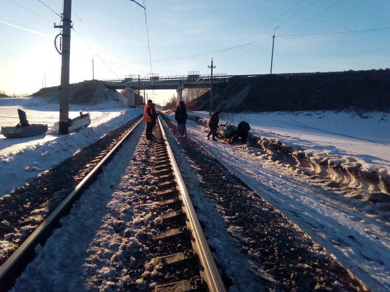 Происшествия, Томские новости, происшествие поезд снегоход железная дорога Грузовой поезд столкнулся со снегоходом под Томском, водитель сбежал и сообщил об угоне