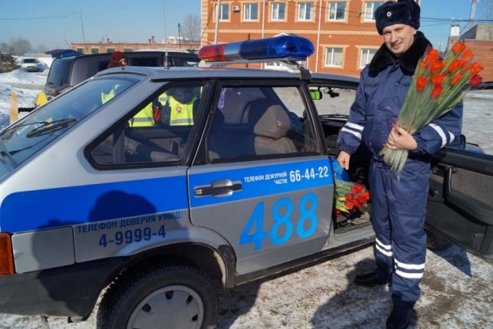 Конкурсы и акции, Томские новости, Томские полицейские дарили цветы водителям (ФОТО) Томские полицейские дарили цветы водителям (ФОТО)