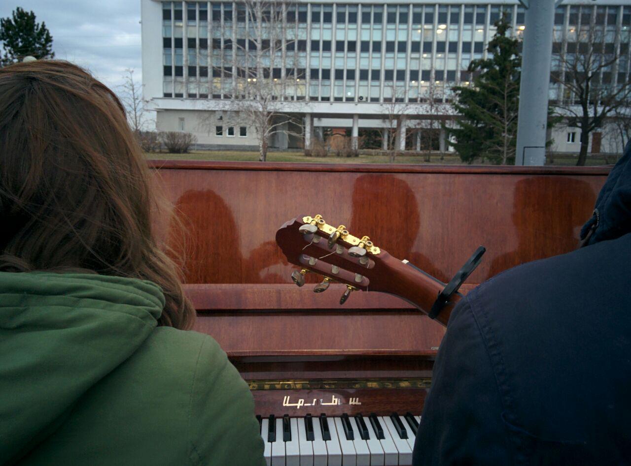 Томские новости, В Томске появилось настоящее уличное пианино (ФОТО) В Томске появилось настоящее уличное пианино (ФОТО)
