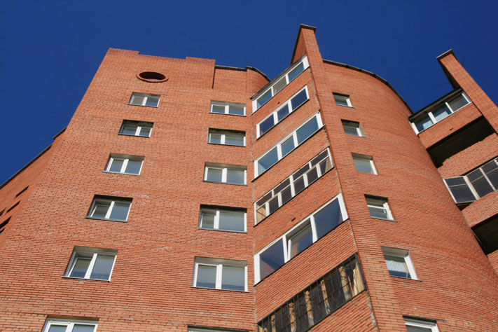 Происшествия, Томские новости, проверка многоэтажка выпали из окна упала пострадали Четырнадцатилетняя девочка выпала из окна многоэтажки в Томске