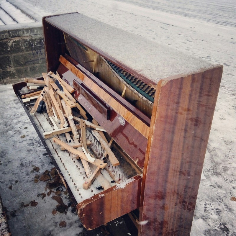Томские новости, Вандалы разломали пианино на набережной Томи (ФОТО) Вандалы разломали пианино на набережной Томи (ФОТО)
