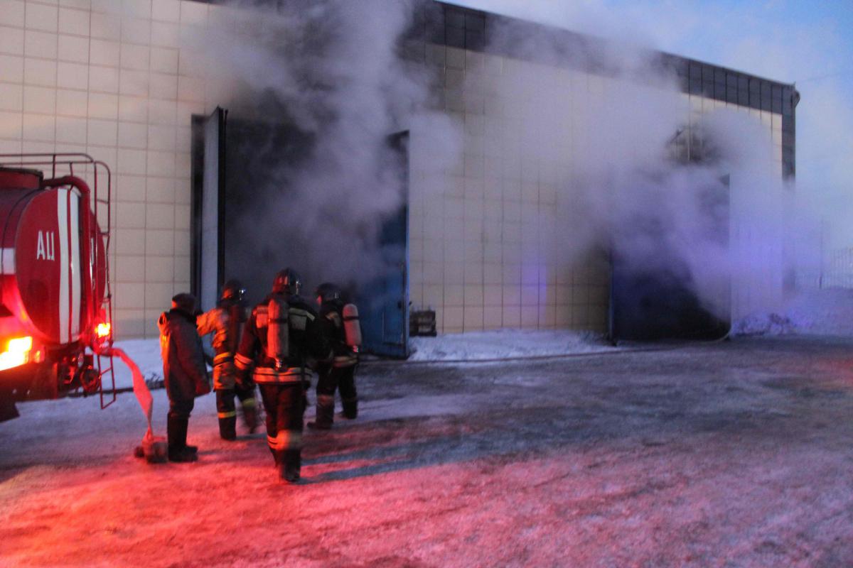 Происшествия, Томские новости, пожар Томские пожарные отстояли у огня шесть автобусов ПАЗ (ФОТО)