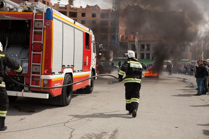 Происшествия, Томские новости, пожар горит огонь спасли МЧС Ночью томские пожарные спасли человека из горящего дома
