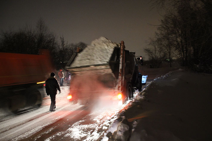 ЖКХ, Томские новости, вывезли снег уборка снега чистят снег За ночь с улиц Томска вывезли более 180 тонн снега