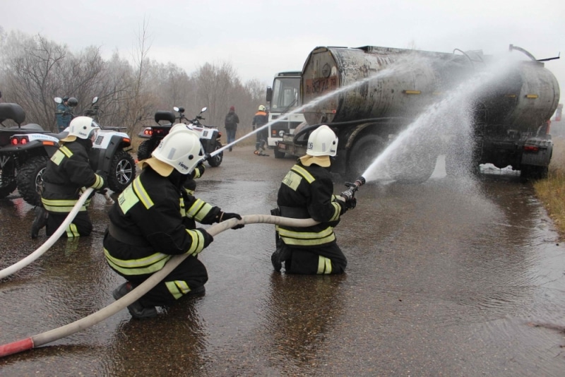 Безопасность, Томские новости, учения ДТП МЧС пожар пожарные авария Томские пожарные ликвидировали последствия «столкновения» бензовоза и автобуса (ФОТО)