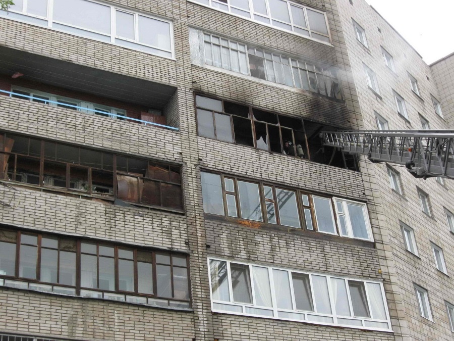 Происшествия, Томские новости, пожар фото спасли вынесли из горящего дома Томские пожарные вынесли женщину из горящей квартиры