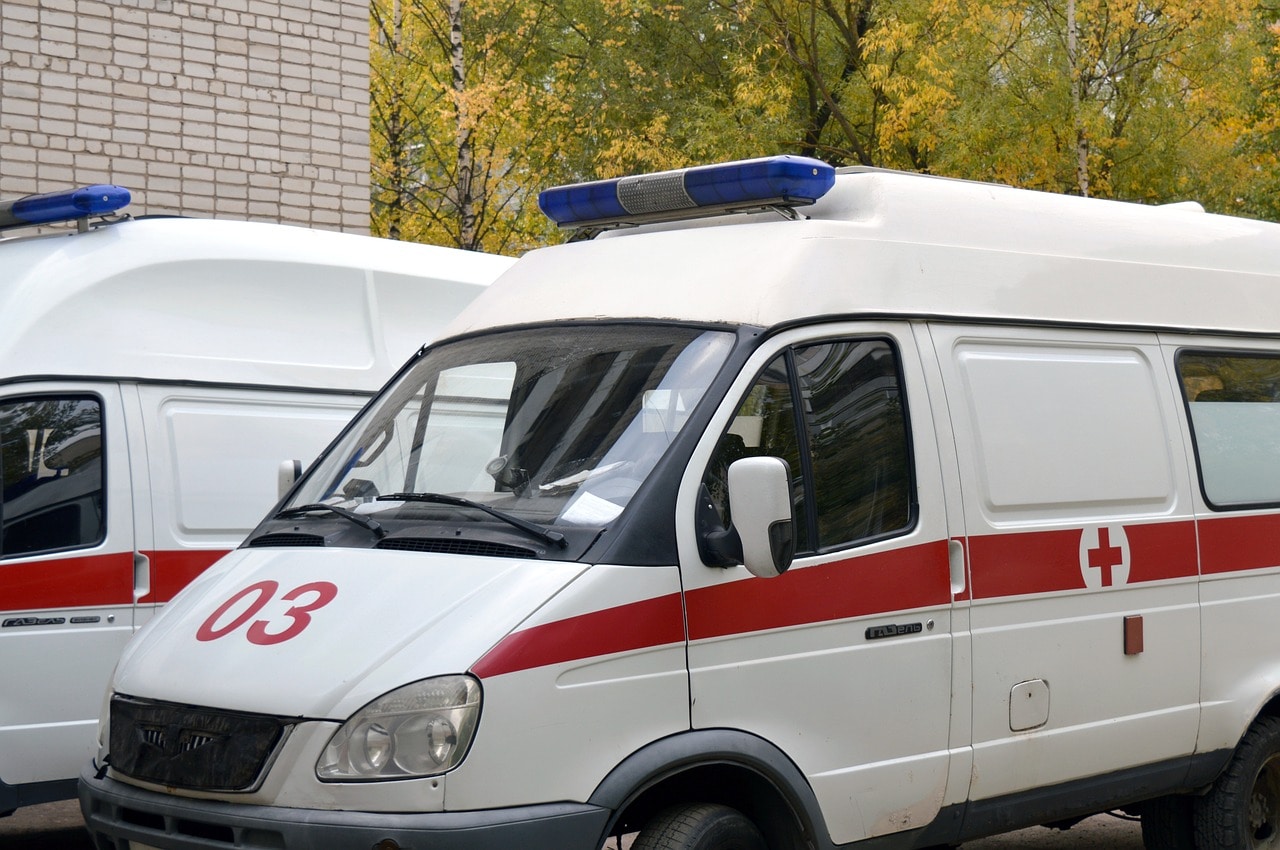 Происшествия, Томские новости, авария ДТП попали под колеса столкновение врезались Мопедист попал в больницу после столкновения с пожилым велосипедистом в Каргаске