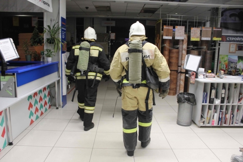Безопасность, Томские новости, пожар огонь потушили возгорание ТЦ учения Томские пожарные ликвидировали условное возгорание в одном из торговых центров (ФОТО)