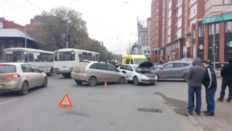 Происшествия, Томские новости, дтп авария столкнулись Пассажир иномарки пострадал в тройном ДТП в Томске