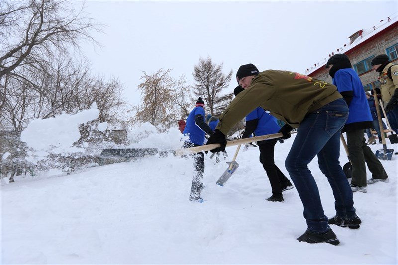 Благотворительность, Томские новости, уборка снега помогают волонтеры тимуровцы Волонтеры помогут пенсионерам очистить дворы от снега