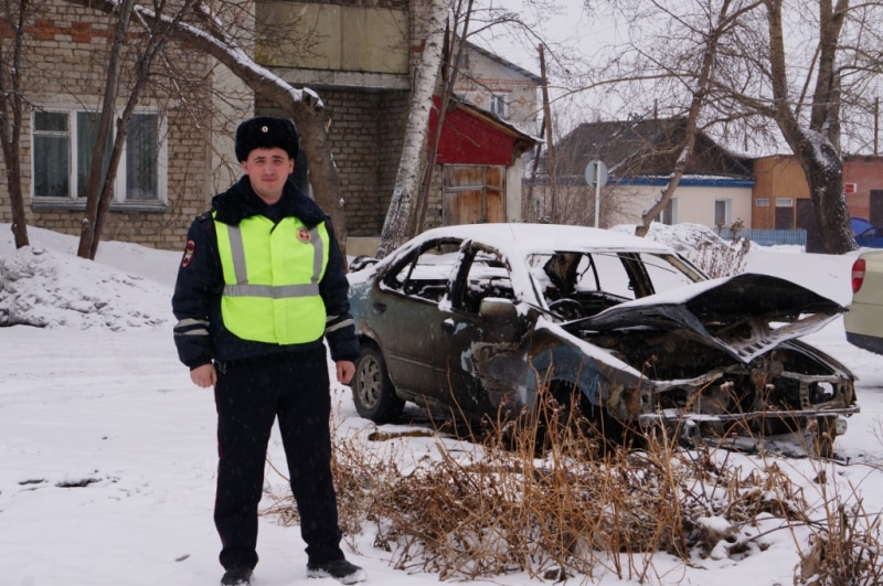 Происшествия, Томские новости, пожар горит машина загорелся автомобиль Полицейский спас мужчину из горящего автомобиля