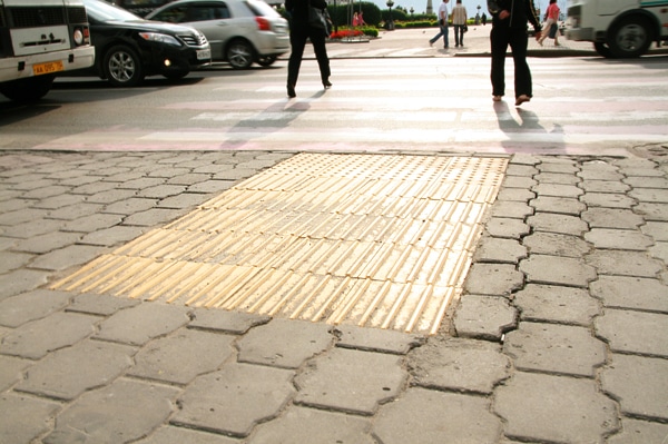 Городское благоустройство, Томские новости, тактильная плитка тротуар доступная среда В Томске продолжат снижать тротуары и укладывать тактильную плитку