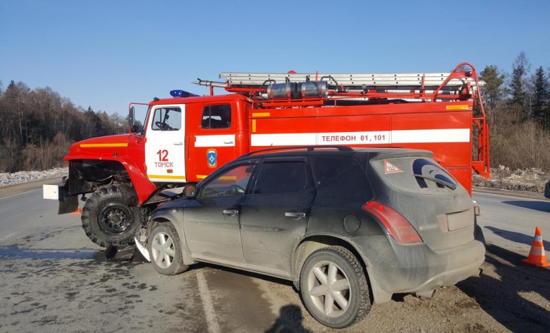Происшествия, Томские новости, авария ДТП столкновение врезались пострадали люди Ураз грузовик ниссан мурано Иномарка столкнулась с пожарной машиной на томской трассе