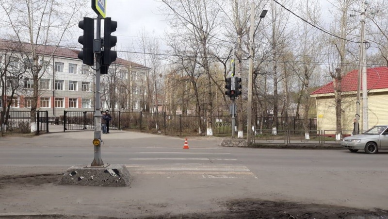 Происшествия, Томские новости, авария ДТП столкновение врезались столнкулись сводка происшествий КамАЗ с прицепом зацепил девочку на пешеходном переходе в Томске