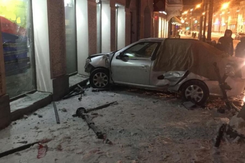 Происшествия, Томские новости, авария ДТП врезались пострадали Иномарка выехала на тротуар и врезалась в ограждение в Томске