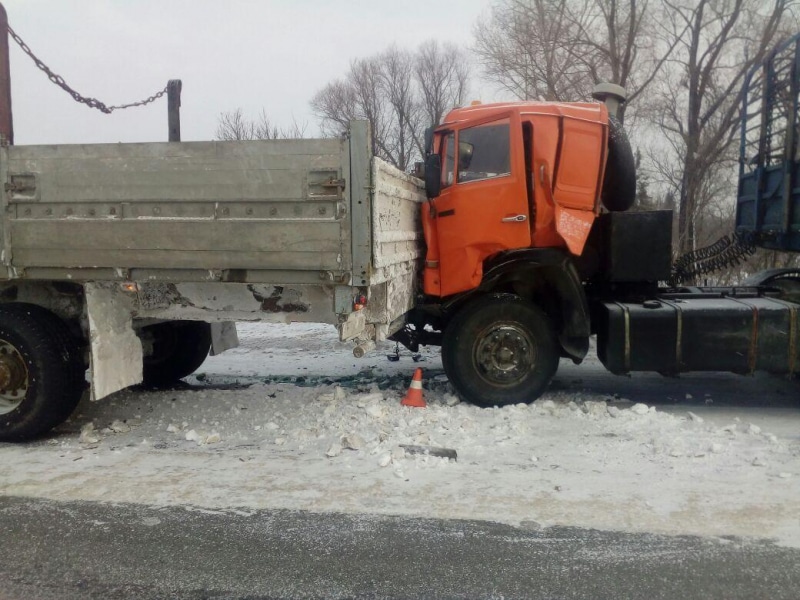 Происшествия, Томские новости, ДТП авария столкнулись происшествия врезались грузовики ДТП В Томске столкнулись два КамАЗа, пострадал водитель
