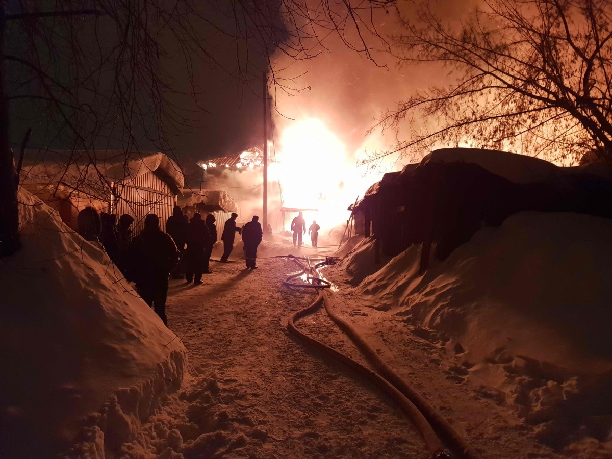 Происшествия, Томские новости, пожар огонь горит пострадали происшествия ново-киевская сводка происшествий Пожарные эвакуировали 9 человек из горящего дома в Томске