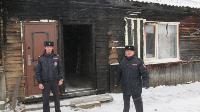 Происшествия, Томские новости, МВД полиция пожар происшествия сгорели погорельцы В Томской области полицейские спасли детей и родителей из горящего дома
