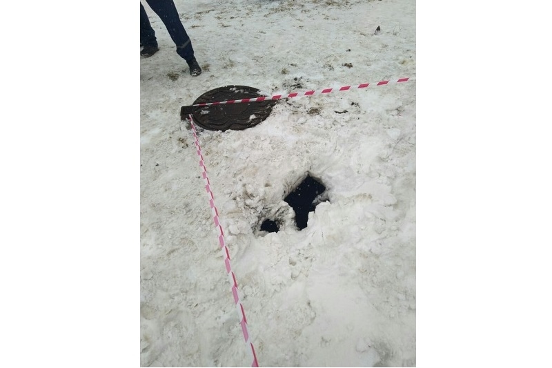 Происшествия, Томские новости, яма колодец промоина упал ребенок пострадал Ребенок упал в яму рядом с канализационным колодцем в Томске