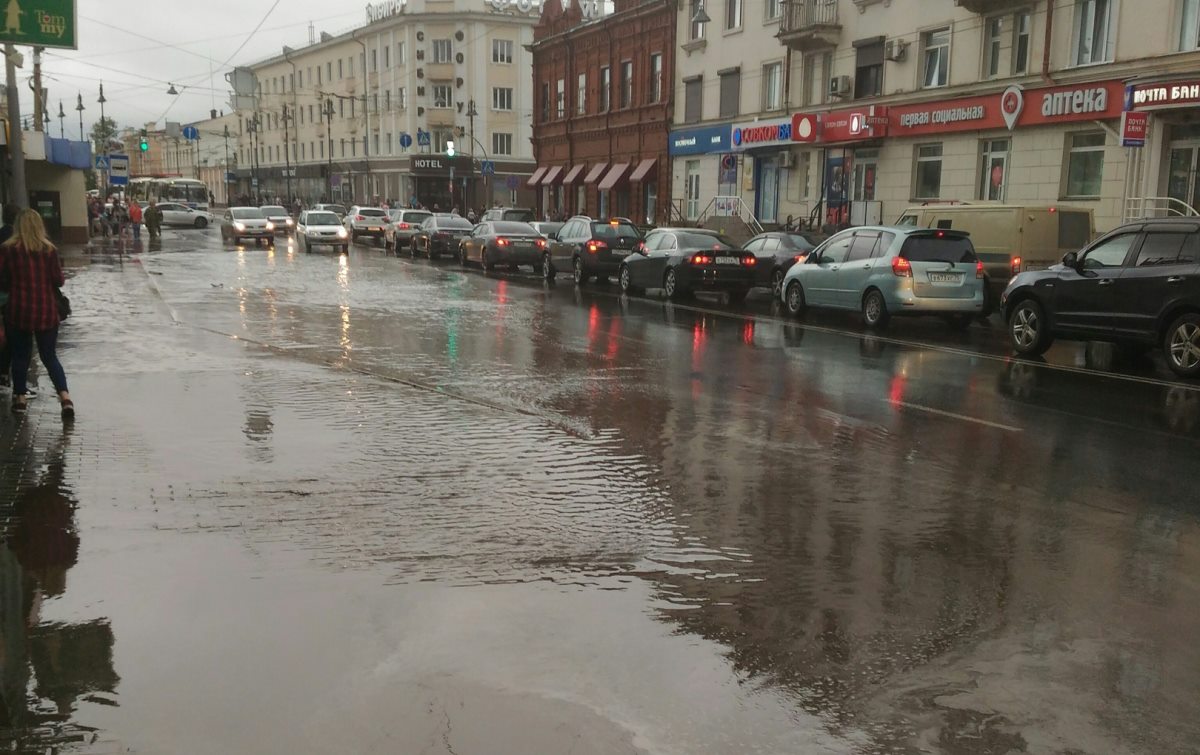 Стихия в Томске и области, Томские новости, затопило улицы ливневки Дороги и тротуары в центре Томска подтопило дождевой водой